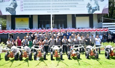 Gebrakan-Pertanian-NTT:-Polda-NTT-Salurkan-10-Traktor-Bantuan-Kementan,-Kapolda:-“Hasil-Panen-Harus-Melonjak!”