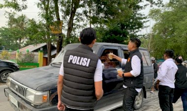 Sat-Reskrim-Polres-Kupang-Tebar-Kebaikan-Ramadan-dengan-Bagi-Takjil-Gratis