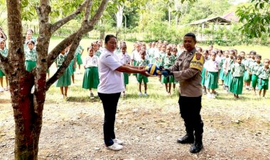 Polisi-Sahabat-Anak:-Bhabinkamtibmas-AIPDA-Fahrudin-Tanamkan-Disiplin-dan-Etika-di-SDI-Wekmotis