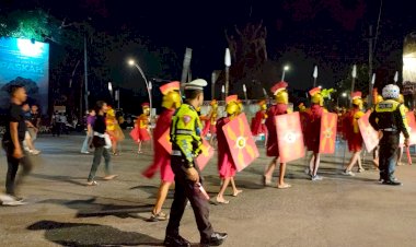 Pengamanan-Maksimal-Satlantas-Kupang-Kota,-Prosesi-Jalan-Salib-2025-Berlangsung-Aman-dan-Tertib