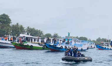 Polairud-Polda-NTT-Kawal-Ketat-Prosesi-Laut-Semana-Santa-2025-di-Larantuka
