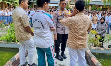 Irwasda-Polda-NTT-Kunjungi-SMA-Katolik-Giovani-Kupang,-Ajak-Siswa-Jauhi-Narkoba-dan-Kekerasan