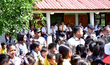 Kapolda-NTT-Dampingi-Kunjungan-Wapres-Gibran-di-SD-Inpres-Kaniti,-Serahkan-Bantuan-untuk-Siswa