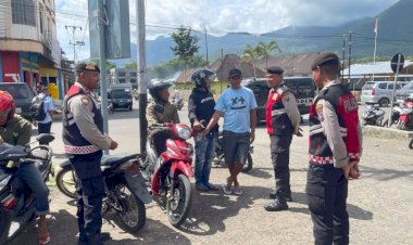 Cegah-Kriminalitas-dan-Premanisme,-Samapta-Polres-Manggarai-Gelar-Patroli-Dialogis-di-Kota-Ruteng