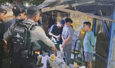 Patroli-Malam-Operasi-Pekat-Turangga-2025,-Polres-Kupang-Bubarkan-Pemuda-Konsumsi-Miras-di-Pinggir-Jalan