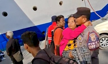 Aksi-Humanis-di-Pelabuhan-L.-Say:-Polisi-Gendong-Nenek-Lansia-Naik-Kapal,-Wujud-Pengabdian-Sepenuh-Hati