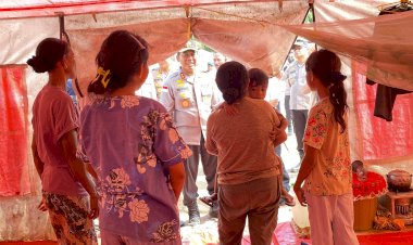 Kapolda-NTT-Sambangi-Pengungsi-Lewotobi,-Bawa-Bantuan-dan-Harapan