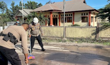 Waka-Polres-Flotim-Turun-Tangan-Pimpin-Pembersihan-Jalan-Tertutup-Abu-Vulkanik-Erupsi-Gunung-Lewotobi-Laki-laki