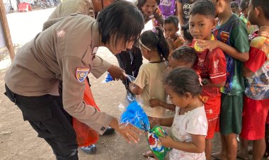 Polri-Untuk-Masyarakat,-Polda-NTT-dan-Polres-Flotim-Hadir-Obati-Trauma-Anak-anak-Pasca-Erupsi-Gunung-Lewotobi