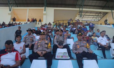 Ribuan-Penonton-Padati-Bupati-Alor-Cup-2025,-Polres-Alor-Siagakan-Ratusan-Personel-Jaga-Keamanan