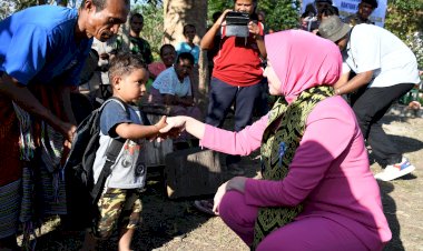 Ketulusan-Bhayangkari-untuk-Anak-Negeri:-Hadiah-Kasih-dari-Ny.-Vily-Rudi-Darmoko-di-Noemuti