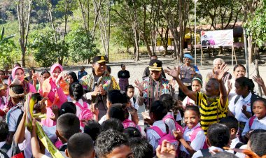 Anak-anak-SD-Negeri-Neosmalelat-Sambut-Ceria-Kehadiran-Kapolda-dan-Ketua-Bhayangkari-Daerah-NTT