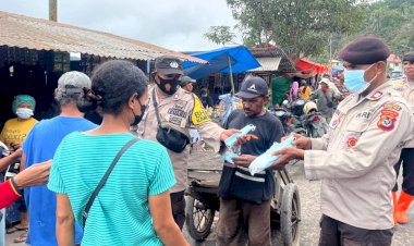 Polri-untuk-Masyarakat:-Polres-Flores-Timur-Bagikan-Masker-dan-Edukasi-Warga-Pasar-Boru-Pasca-Erupsi-Lewotobi