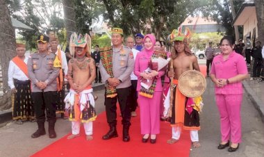 Disambut-Adat-Manggarai,-Kapolda-NTT-Kunjungi-Labuan-Bajo-Perkuat-Sinergi-dan-Layanan-Polri