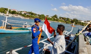 Merah-Putih-Berkibar-di-Laut:-Polairud-Polda-NTT-Ajak-Nelayan-Sumba-Timur-Rayakan-Kemerdekaan