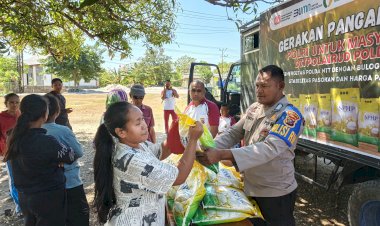 Ditpolairud-Polda-NTT-Gelar-Gerakan-Pangan-Murah,-2-Ton-Beras-Ludes-Terjual-di-Desa-Bolok