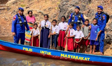 Polairud-Polda-NTT-Serahkan-Perahu-Dayung-untuk-Anak-Anak-Elenamon,-Wujud-Kepedulian-terhadap-Akses-Pendidikan