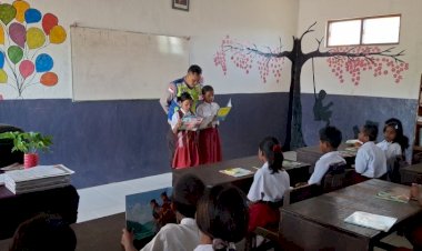 Buku-untuk-Masa-Depan:-Polisi-di-Sumba-Barat-Hadirkan-Senyum-Anak-Anak-Lewat-Bacaan