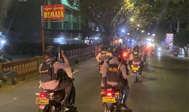 Polda-NTT-Gelar-Patroli-Skala-Besar-Gabungan-TNI-Polri-di-Kota-Kupang,-Pastikan-Keamanan-Warga