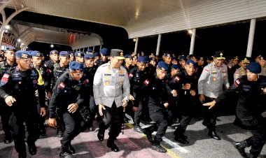 Komodo-Timur-Brimobda-NTT-Dilepas-ke-Jakarta,-Kapolda-NTT-Bakar-Semangat-Pasukan-dengan-Tarian-Samato