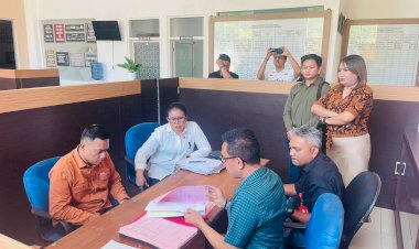 Polda-NTT-Serahkan-Tersangka-Kasus-PKDRT-dan-Barang-Bukti-ke-Kejaksaan-Negeri-Kupang