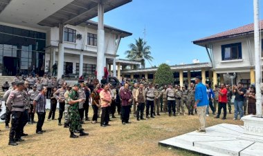 Polres-Ende-Polda-NTT-dan-TNI-Kawal-Aksi-Mahasiswa,-Tutup-dengan-Simbol-Persatuan