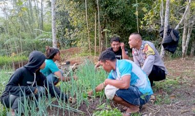 Patroli-Humanis-Bhabinkamtibmas-di-Desa-Lentang:-Hadirkan-Rasa-Aman-Lewat-Silaturahmi