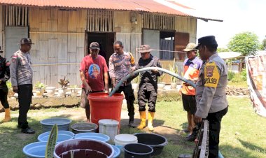 Polri-Hadir-untuk-Masyarakat-:-Polres-Nagekeo-Distribusikan-Air-Bersih-Pasca-Banjir-Mauponggo