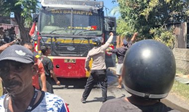 Respons-Cepat-Polres-Sikka,-Water-Cannon-Dikerahkan-Padamkan-Kebakaran-di-Maumere
