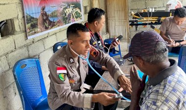 Polri-untuk-Masyarakat:-Biddokkes-Polda-NTT-Gelar-Layanan-Kesehatan-dan-Salurkan-Bansos-di-Lokasi-Banjir-Nagekeo