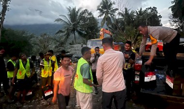 Polri-Salurkan-Bantuan-Kemanusiaan-untuk-Korban-Banjir-Bandang-di-Mauponggo