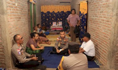 Kapolres-Nagekeo---Polda-NTT,-Jenguk-Korban-Banjir-Bandang-di-Desa-Sawu