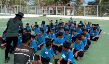 Kepala-Sekolah-SRMP-19-Kupang-Apresiasi-Kapolda-NTT-Hadirkan-Polwan-Latih-Kepemimpinan-Siswa