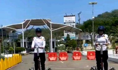Polwan-Polres-Manggarai-Barat-Polda-NTT-Patroli-dengan-Segway-di-Bandara-Labuan-Bajo
