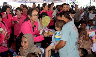 Ketua-Umum-Bhayangkari-Tinjau-Bakti-Kesehatan-di-Ende,-Warga-Antusias
