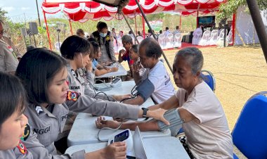 Polda-NTT-Hadirkan-Layanan-Kesehatan-Gratis,-93-Warga-Kampung-Pasat-Terima-Manfaat-Langsung