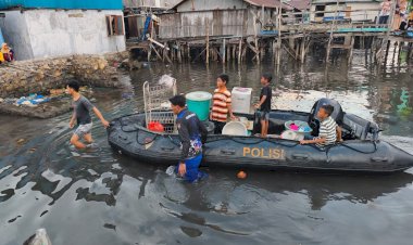 Aksi-Spontan-Polisi-Perairan-Sikka,-Bantu-Warga-Selamatkan-Harta-dari-Rumah-yang-Ambruk