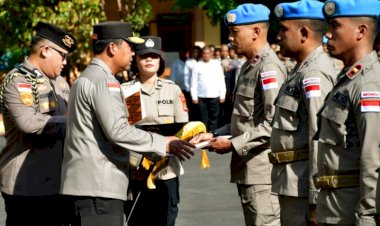 Kapolda-NTT-Berikan-Penghargaan-Kepada-11-Orang-Anggota-Berprestasi-di-Polda-NTT