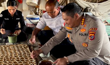 Kabidhumas-Polda-NTT-Apresiasi-Bhabinkamtibmas-Desa-Benu-Ubah-Desa-Pengrajin-Sopi-Jadi-Produsen-Gula-Lempeng