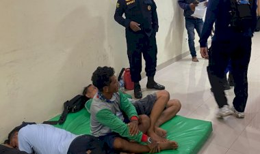 Ditpolairud-Polda-NTT-Berhasil-Selamatkan-9-Awak-KLM-Helewa-yang-Alami-Kerusakan-Mesin-di-Laut-Sawu