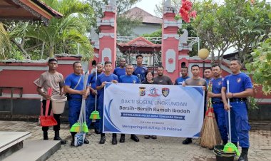 Sambut-HUT-Polairud-ke-75,-Ditpolairud-Polda-NTT-Gelar-Aksi-Bersih-Rumah-Ibadah