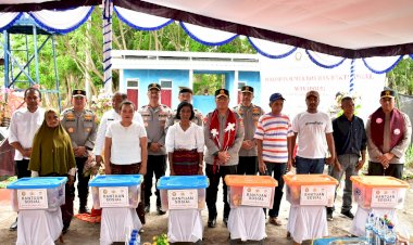 Wakapolri-Bersama-Perwakilan-Akpol-’90-Dhira-Brata-Resmikan-Sumur-Bor-dan-Serahkan-Bantuan-untuk-Pengungsi-Lewotobi-di-Huntara-II-Konga