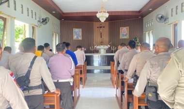 Ditpolairud-Polda-NTT-Gelar-Syukuran-Sederhana-HUT-ke-75-Polairud,-Doa-Bersama-untuk-Korban-Bencana-Sumatra-&-Penghargaan-bagi-Personel-Berprestasi