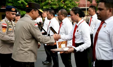 Penghargaan-dan-Apresiasi-atas-Dedikasi-Luar-Biasa,-Tim-Sus-Pengungkapan-Kasus-Sebastian-Bokol-Terima-Penghargaan-Kapolda-NTT