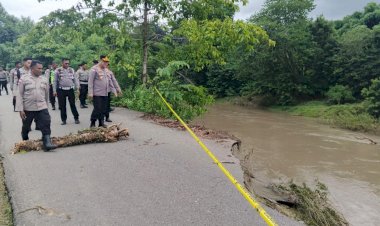 Polda-NTT-Tanggap-Bencana,-Kapolres-Ende-Tinjau-Langsung-Jalan-Trans-Utara-yang-Runtuh-di-Wewaria
