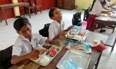 Program-Makan-Bergizi-Gratis-di-Sikka-Berjalan-Lancar,-Polda-NTT-Pastikan-Distribusi-Aman-dan-Tepat-Sasaran