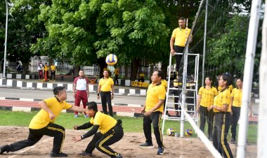 Tanpa-Sekat!-Kapolda-NTT-dan-PJU-Bangun-Semangat-Kekeluargaan-Lewat-Laga-Voli-Bersama-Polwan