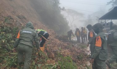Gerak-Cepat-Brimob-Polda-NTT-Tangani-Longsor-di-Jalur-Trans-Ruteng–Reok