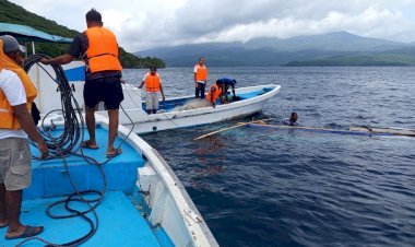 Respon-Cepat-Anggota-Brimob-Polda-NTT,-Kapal-Nelayan-Tenggelam-di-Perairan-Flores-Timur-Berhasil-Dievakuasi