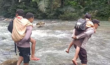 Aksi-Heroik-Polisi-Jadi-Jembatan-Hidup-bagi-Pelajar-di-Arus-Deras-Manggarai-Barat